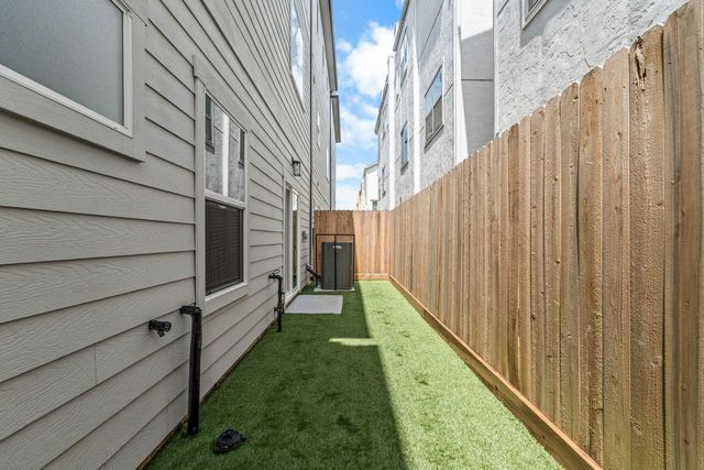 619 Skyland Terrace Way, Houston, TX 77009