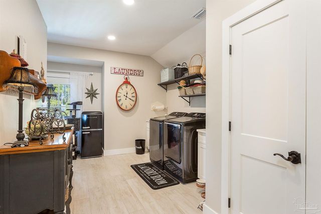 5485 Soundside Dr, Gulf Breeze, FL 32563