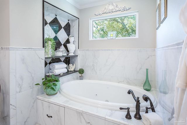 5485 Soundside Dr, Gulf Breeze, FL 32563