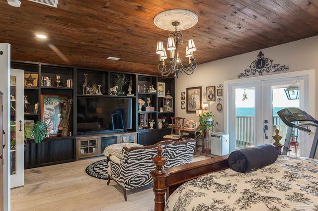 5485 Soundside Dr, Gulf Breeze, FL 32563