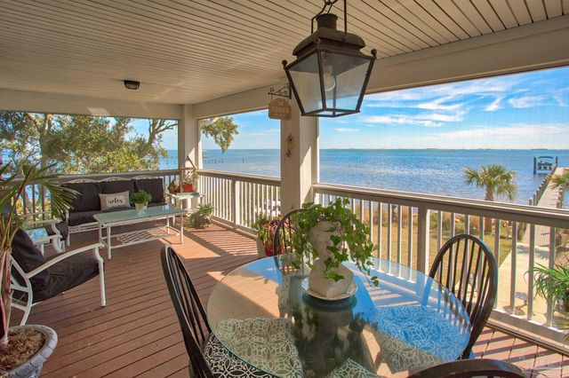 5485 Soundside Dr, Gulf Breeze, FL 32563