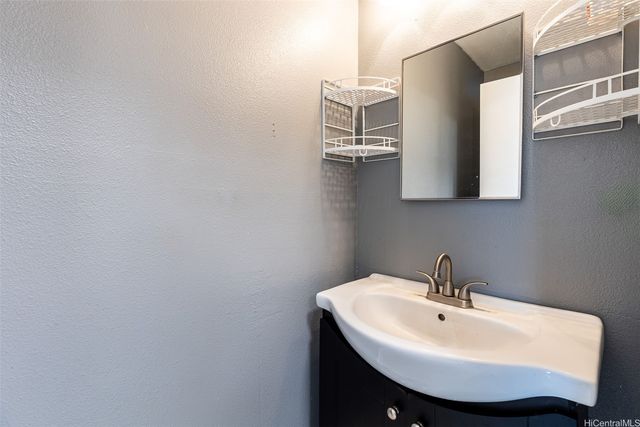 91-1143 Kamaaha Loop 17B, Kapolei, HI 96707