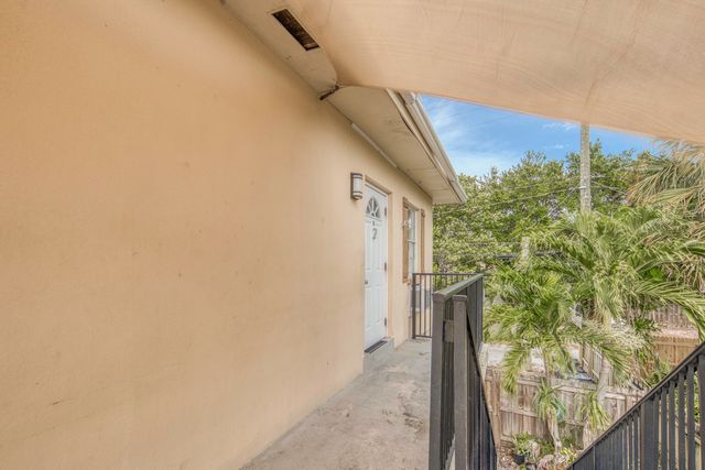 216 S Ocean Breeze Upstairs, Lake Worth Beach, FL 33460