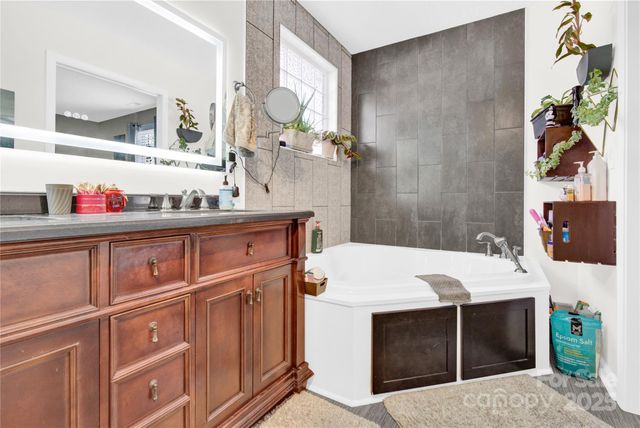 1659 Buffett Circle, Hickory, NC 28602