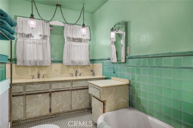 2000 W 80th, Los Angeles, CA 90047