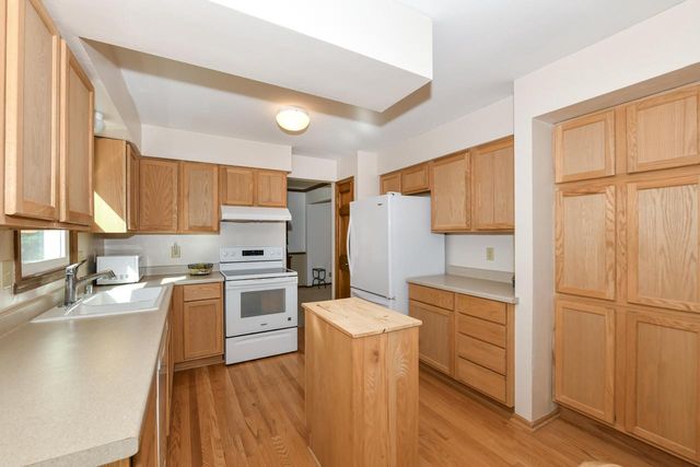 390 E Quail RUN, Oak Creek, WI 53154