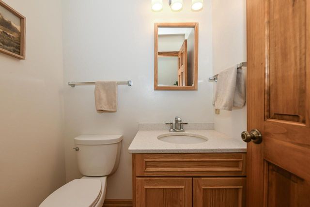 390 E Quail RUN, Oak Creek, WI 53154