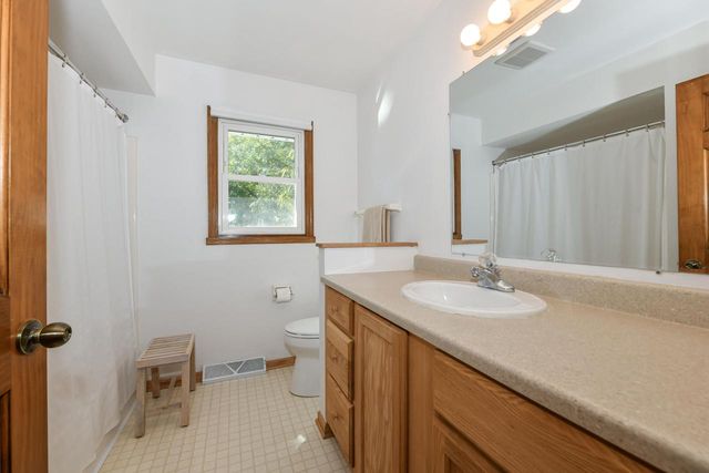 390 E Quail RUN, Oak Creek, WI 53154