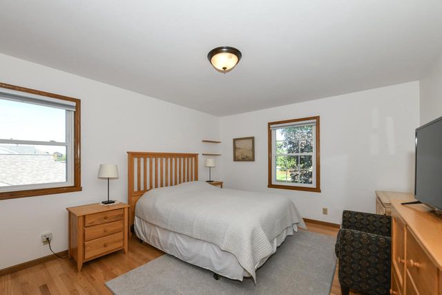 390 E Quail RUN, Oak Creek, WI 53154