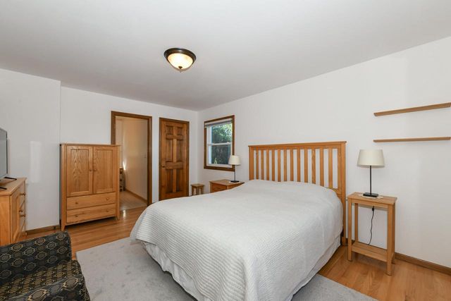 390 E Quail RUN, Oak Creek, WI 53154