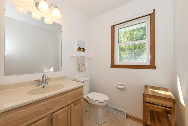 390 E Quail RUN, Oak Creek, WI 53154