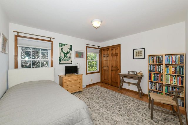 390 E Quail RUN, Oak Creek, WI 53154