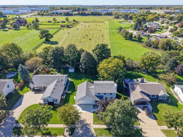 390 E Quail RUN, Oak Creek, WI 53154