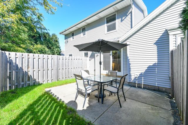 390 E Quail RUN, Oak Creek, WI 53154