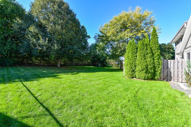 390 E Quail RUN, Oak Creek, WI 53154