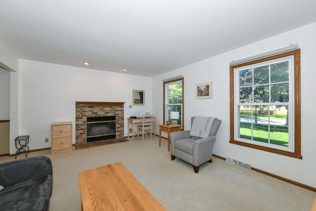 390 E Quail RUN, Oak Creek, WI 53154