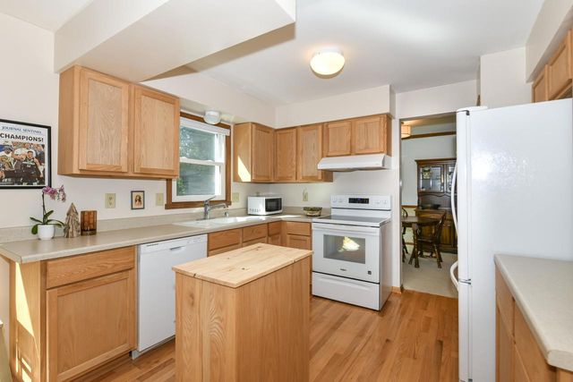 390 E Quail RUN, Oak Creek, WI 53154