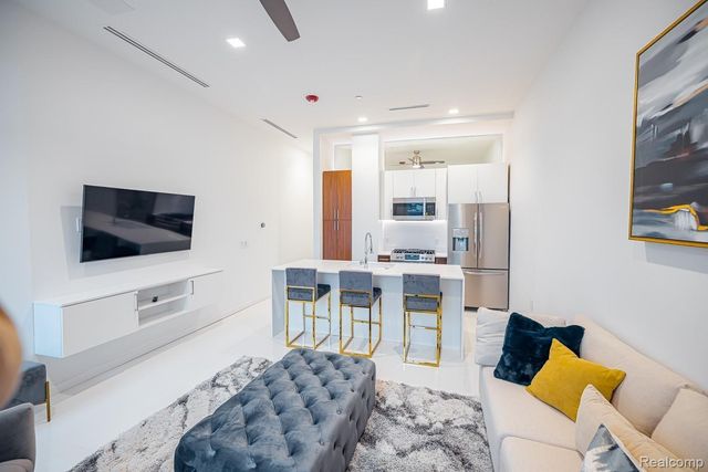 400 S Old Woodward Avenue 206, Birmingham, MI 48009