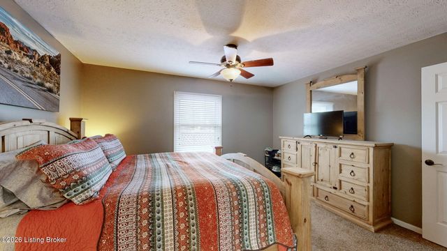 400 Olde Colony Cove, Louisville, KY 40214