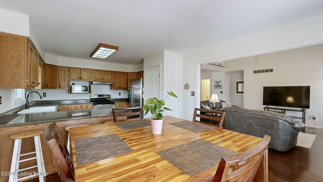 400 Olde Colony Cove, Louisville, KY 40214