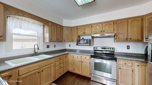 400 Olde Colony Cove, Louisville, KY 40214