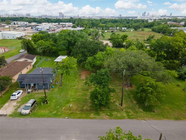 507 Cemetery Street, Clute, TX 77531