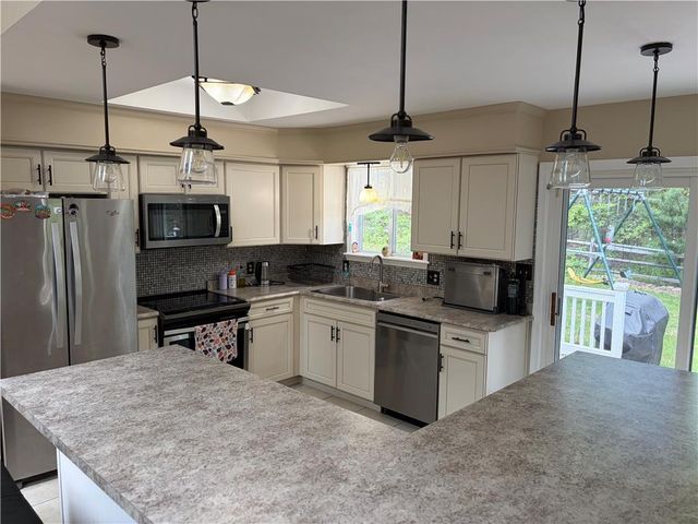 215 Larch Oval, Coolbaugh Twp, PA 18466