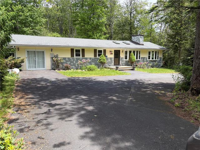 215 Larch Oval, Coolbaugh Twp, PA 18466