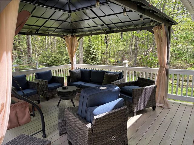 215 Larch Oval, Coolbaugh Twp, PA 18466