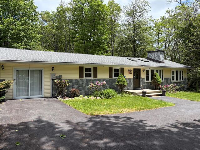 215 Larch Oval, Coolbaugh Twp, PA 18466