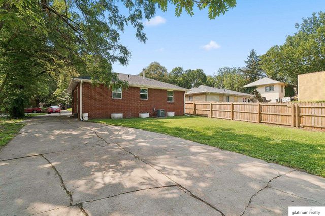 3718 J Street, Lincoln, NE 68510