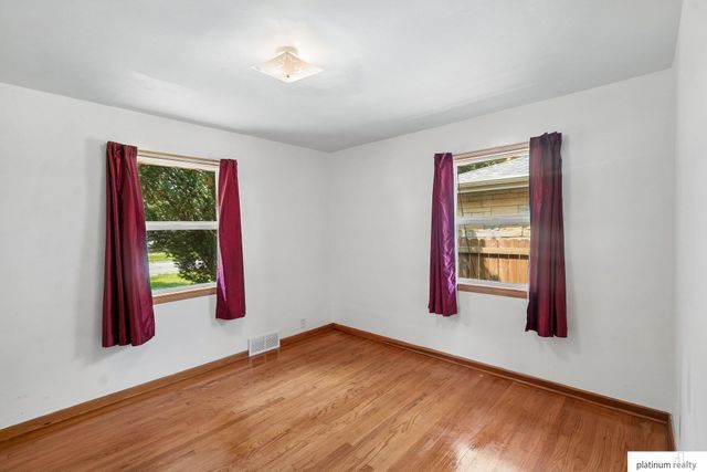 3718 J Street, Lincoln, NE 68510
