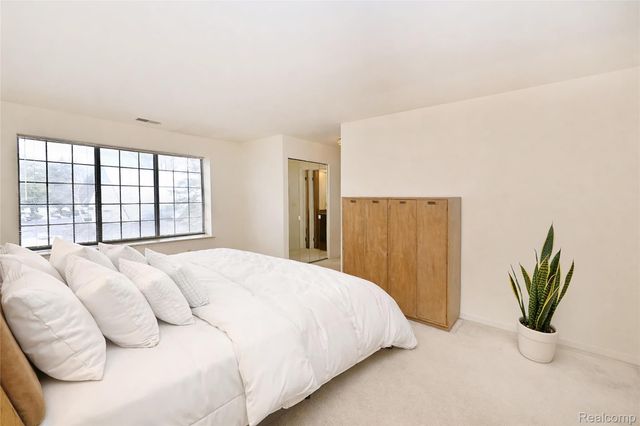 6011 Pebble Lane Court, West Bloomfield Charter Township, MI 48322