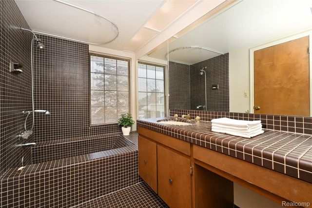 6011 Pebble Lane Court, West Bloomfield Charter Township, MI 48322
