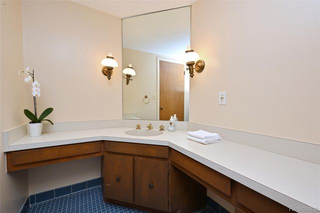 6011 Pebble Lane Court, West Bloomfield Charter Township, MI 48322