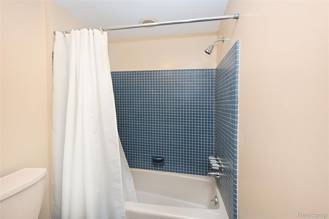 6011 Pebble Lane Court, West Bloomfield Charter Township, MI 48322