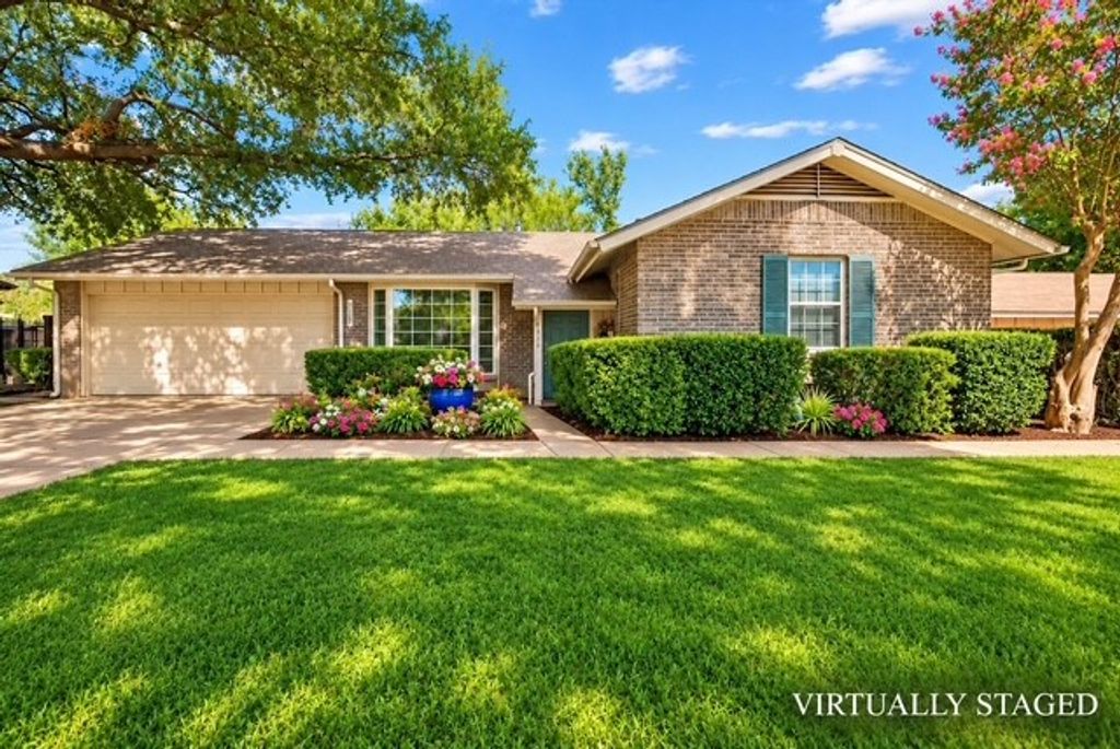 1228 Farnham Court E, Irving, TX 75062 — exterior