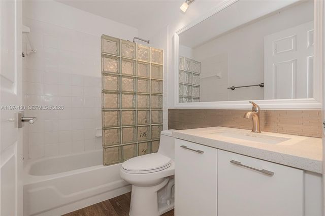 9725 NW 52nd St 213, Doral, FL 33178