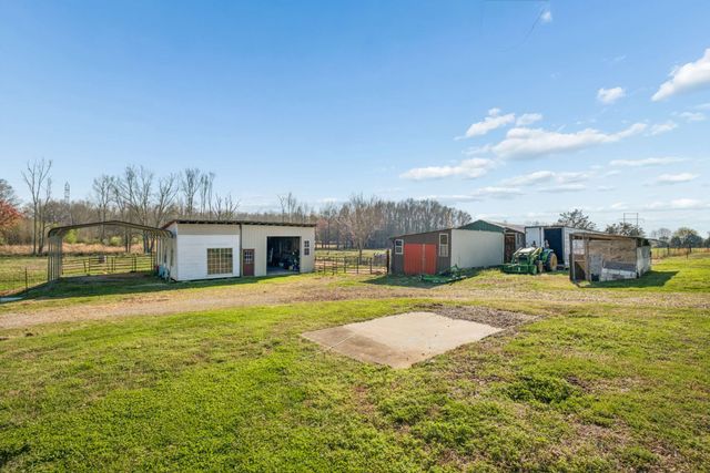 324 Laster Holman Rd, Decherd, TN 37324