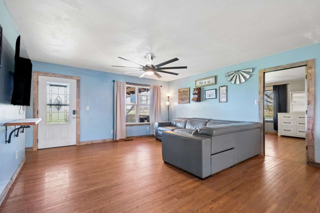 324 Laster Holman Rd, Decherd, TN 37324