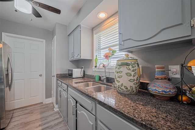 5822 Shurmard Drive, Houston, TX 77092