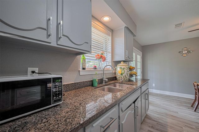 5822 Shurmard Drive, Houston, TX 77092