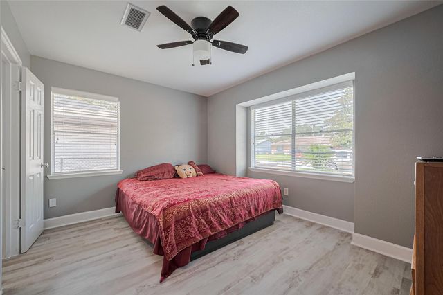5822 Shurmard Drive, Houston, TX 77092