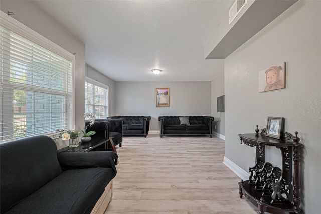 5822 Shurmard Drive, Houston, TX 77092