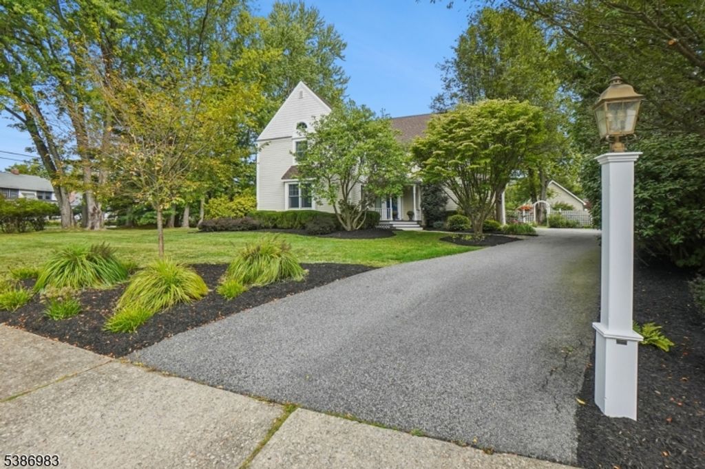 2 Quimby Ln, Mendham Boro, NJ 07945