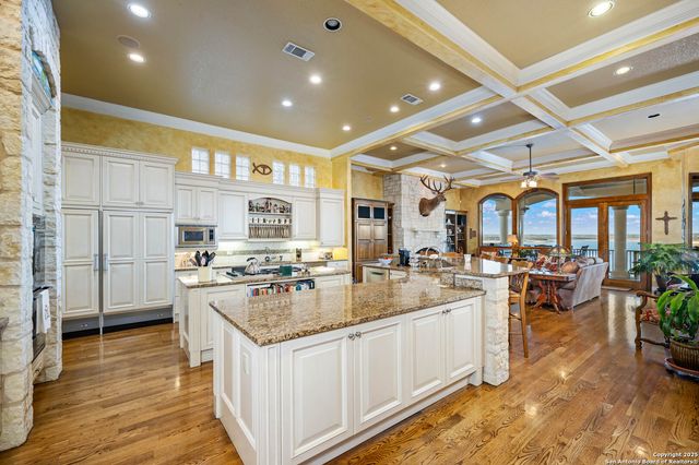 985 Janet, Canyon Lake, TX 78133