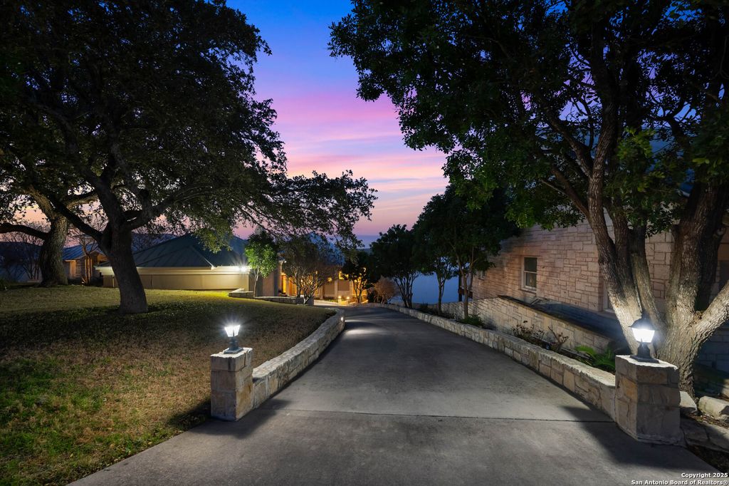 985 Janet, Canyon Lake, TX 78133