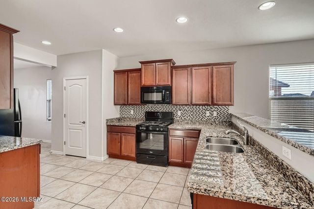 8253 W Razorbill Drive, Tucson, AZ 85757