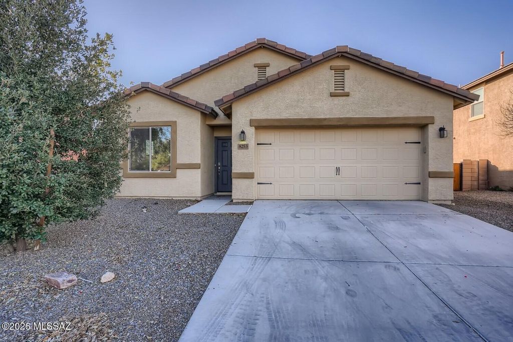 8253 W Razorbill Drive, Tucson, AZ 85757