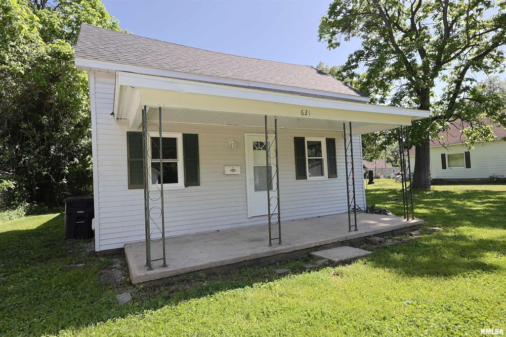 Image 1 of property listing at 621 E Oglesby, Salem, IL 62881
